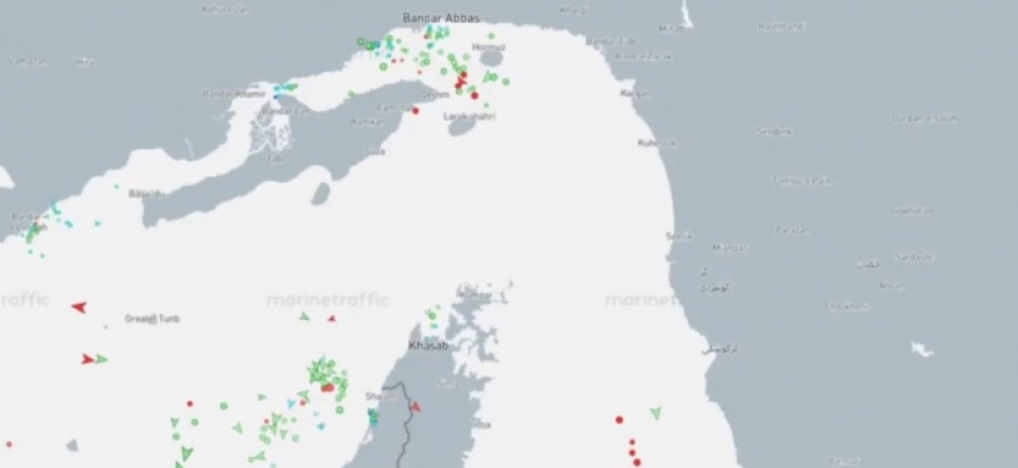 Navios come�am a passar pelo Estreito de Ormuz ap�s an�ncio de tr�gua na guerra